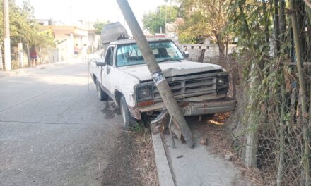 Impactante Accidente en la Lázaro Cárdenas: Camioneta Abandonada Tras Chocar Contra Poste de Telmex