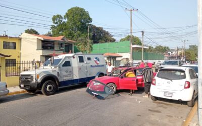 Conductor ebrio destroza auto y se da a la fuga al chocar con un camión blindado