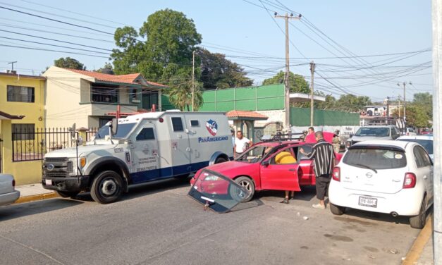 Conductor ebrio destroza auto y se da a la fuga al chocar con un camión blindado