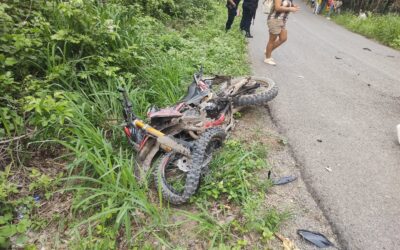 Choca su «MORTALIKA» contra una Vento en la carretera Tuxpan-Juana Moza y se lesiona