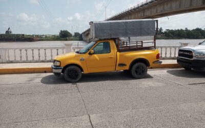 Camioneta sufre falla mecánica y choca con el barandal del bulevar Independencia