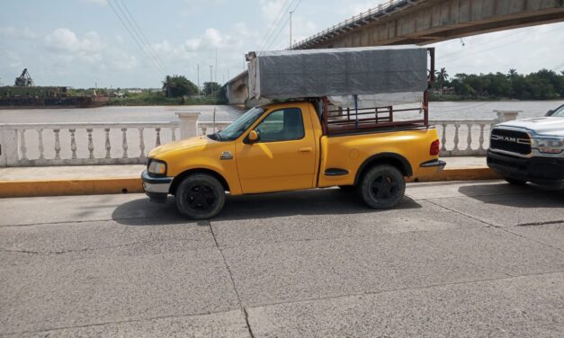 Camioneta sufre falla mecánica y choca con el barandal del bulevar Independencia