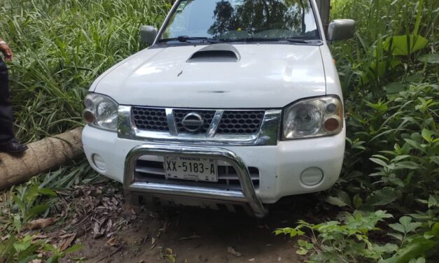 Se le apaga el motor y choca con un poste de TELMEX