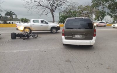 Imprudencia al salir de gasolinera provoca accidente y deja una mujer lesionada en el Ruíz Malerva