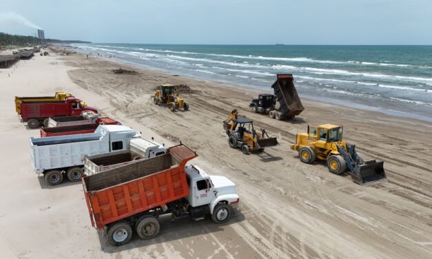 Grandes avances en la limpieza de las playas de Tuxpan. La zona turística ya luce un cambio radical