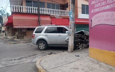 Aparatoso accidente en la Rosa María: Camioneta choca con poste de CFE y es abandonada