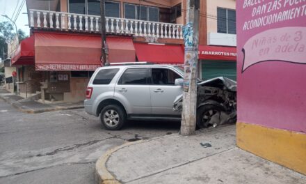 Aparatoso accidente en la Rosa María: Camioneta choca con poste de CFE y es abandonada