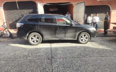 Chocan su OUTLANDER por bloquear una cochera en Zapote Gordo
