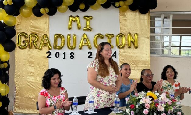 Regidora Anahí Aguilar López apadrina graduaciones en Tuxpan, Veracruz