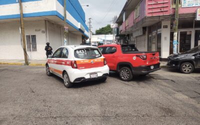 No se fijó en la señal de Alto de la Morelos y chocó contra un Taxi