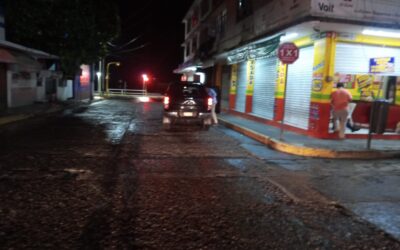 Cruza sin fijarse en Juárez y Revolución y provoca choque