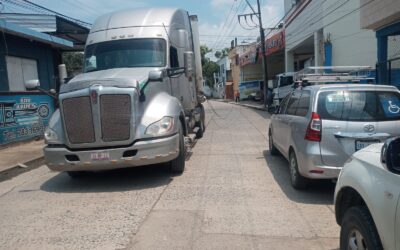 Poblano «Tira Cables» actúa en la Calle Colombia