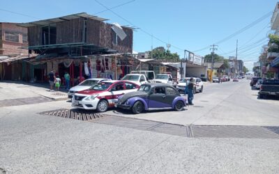 Choca su Vocho contra un Taxi en La Rivera