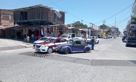 Choca su Vocho contra un Taxi en La Rivera