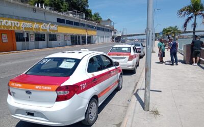 Se dieron en el CENTRO dos Taxistas: Solo Daños Materiales