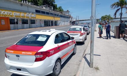 Se dieron en el CENTRO dos Taxistas: Solo Daños Materiales