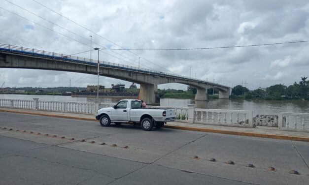 Aparatoso choque en el bulevar Independencia deja solo daños materiales