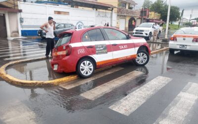 Taxista Queda Atrapado en Camellón de la Avenida Cuauhtémoc en Tuxpan
