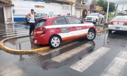 Taxista Queda Atrapado en Camellón de la Avenida Cuauhtémoc en Tuxpan