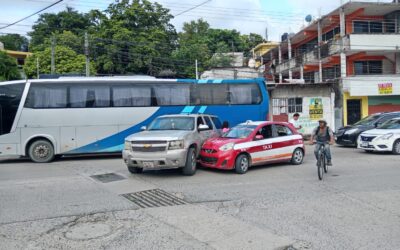 Texano provoca aparatoso choque con taxista en El Esfuerzo