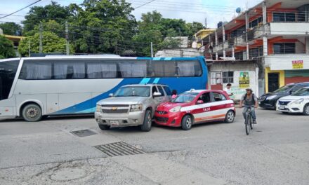 Texano provoca aparatoso choque con taxista en El Esfuerzo