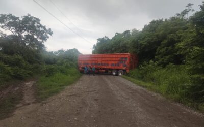 Trailer queda atravesado en la carretera Tuxpan-Altamira