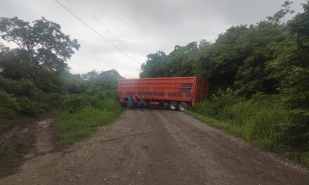 Trailer queda atravesado en la carretera Tuxpan-Altamira