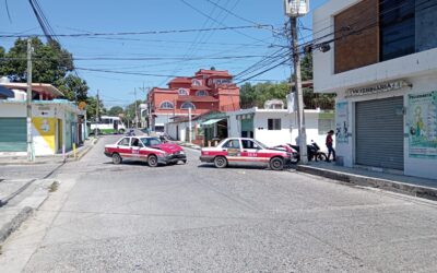 Chocan dos Taxis en la Cuitláhuac: Ni entre ellos se respetan