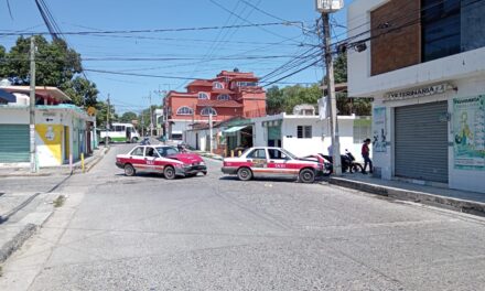 Chocan dos Taxis en la Cuitláhuac: Ni entre ellos se respetan