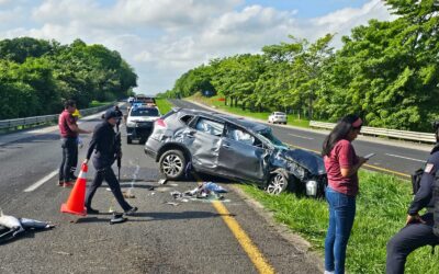 Volcadura de Camioneta en la Autopista México-Tuxpan Deja Dos Lesionados y Pérdidas Materiales