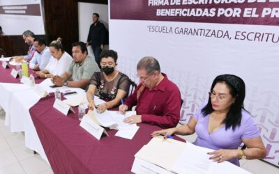 En Tuxpan se abaten rezagos de más de 113 años en materia de escrituración de escuelas
