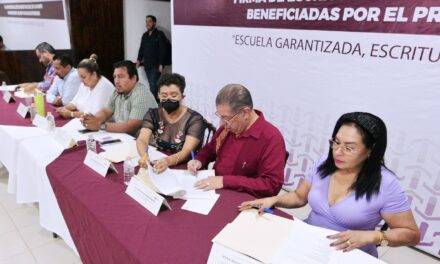 En Tuxpan se abaten rezagos de más de 113 años en materia de escrituración de escuelas