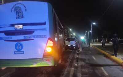 ¡Choque de ARMANDOS! Microbusero le pega por «Detroit» en el bulevar Reyes Heroles
