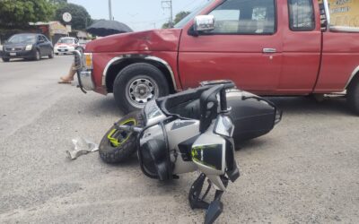 Imprudencia al volante deja motociclista lesionado en Libramiento