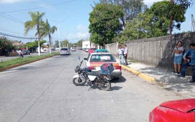 Taxista se viene de Reversa e Impacta a Motociclista en La Calzada