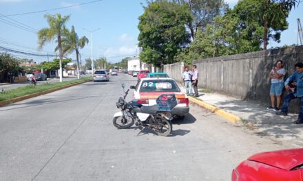 Taxista se viene de Reversa e Impacta a Motociclista en La Calzada