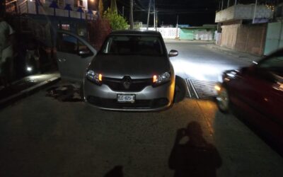 Automóvil Cae en Alcantarilla Dañada en la Juan Soto Lara