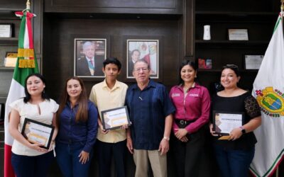 Gobierno de Tuxpan entrega reconocimientos a ganadores del Premio Municipal de la Juventud 2024