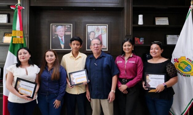 Gobierno de Tuxpan entrega reconocimientos a ganadores del Premio Municipal de la Juventud 2024