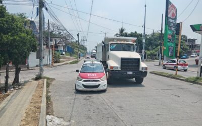 Accidente Vehicular en Libramiento: Colisión entre Camión y Taxi sin Lesionados