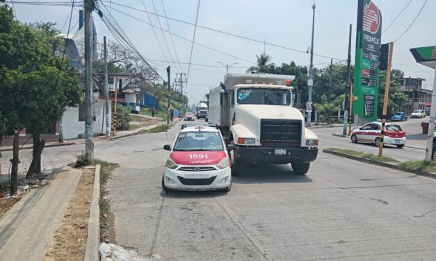 Accidente Vehicular en Libramiento: Colisión entre Camión y Taxi sin Lesionados