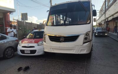 Taxi Colisiona con Autobús en la Genaro