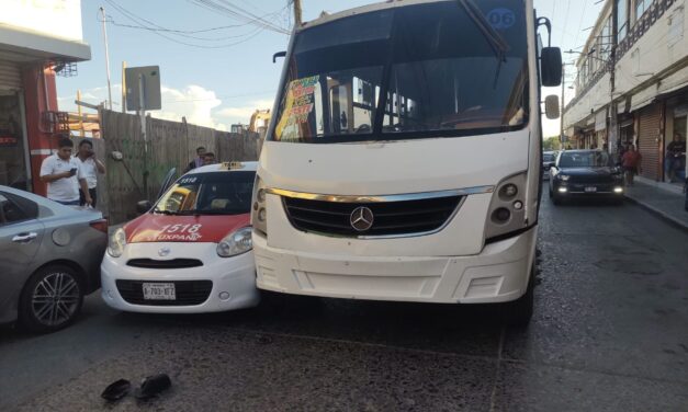 Taxi Colisiona con Autobús en la Genaro