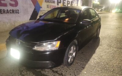 Mujer desvelada provoca choque en el Bulevar