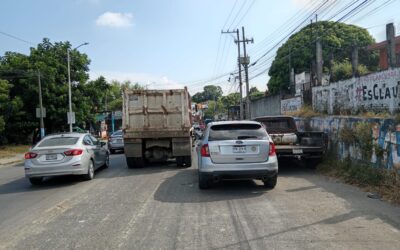 Camioneta se Estrella con Camión Materialista en la Avenida Las Américas: Daños Materiales Elevados