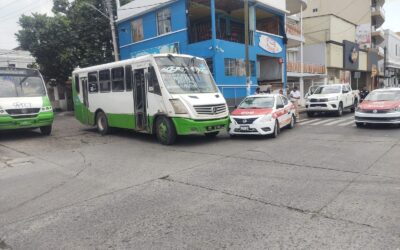Chofer de autobús DESOBEDIENTE provoca accidente en el Bule