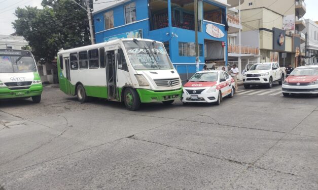 Chofer de autobús DESOBEDIENTE provoca accidente en el Bule