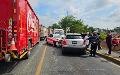 Choque en el Puente Tuxpan: Tres personas resultan lesionadas y daños materiales significativos