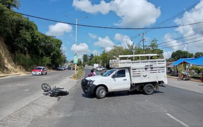 Cruza sin precaución y derriba a motociclista en Tuxpan