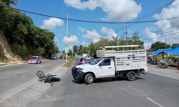 Cruza sin precaución y derriba a motociclista en Tuxpan